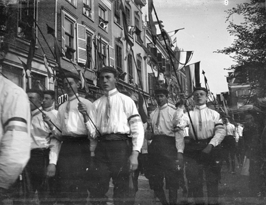 853329 Afbeelding van een optocht op de Neude te Utrecht; links het pand Neude 5.